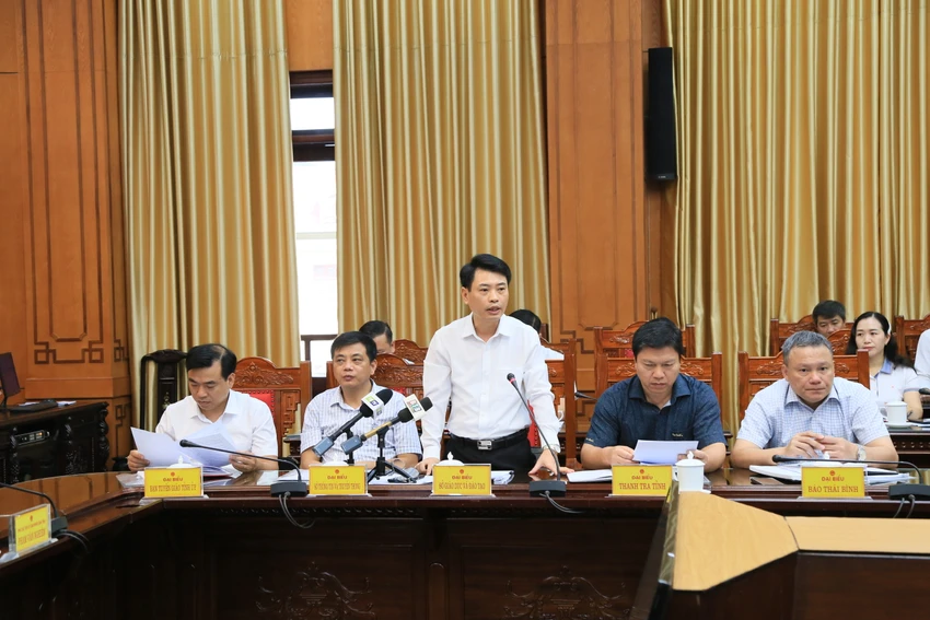 Phó Giám đốc Sở GD&ĐT tỉnh Thái Bình Đặng Xuân Phong phát biểu tại cuộc họp báo về kết quả kỳ thi tuyển sinh vào lớp 10 tại Thái Bình. Ảnh: NGỌC SƠN