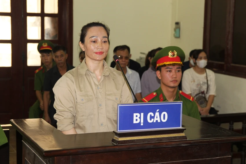 Cô đồng bổ cau “đúng nhận, sai cãi” Trương Thị Hương tại phiên tòa. Ảnh: THÀNH ĐẠT<br>