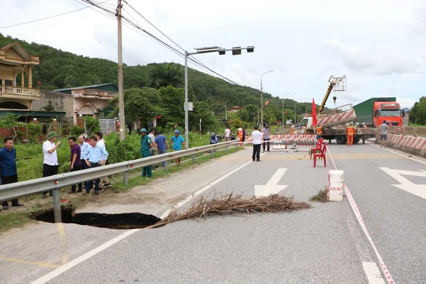 'Hố tử thần' xuất hiện trên quốc lộ 18A