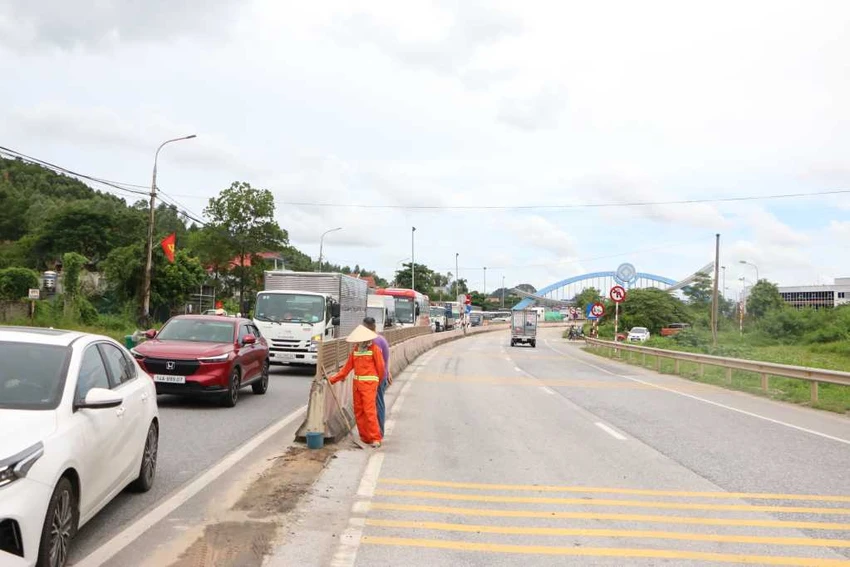 ho-tu-than-bat-ngo-xuat-hien-tren-quoc-lo-18a-gay-ach-tac-giao-thong-cuc-bo-2.jpg