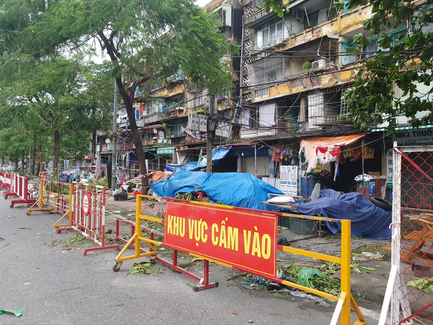 Khu chung cư Vạn Mỹ đã được di dân để bảo đảm tài sản, tính mạng nhân dân sau bão số 3. Ảnh: NGỌC SƠN