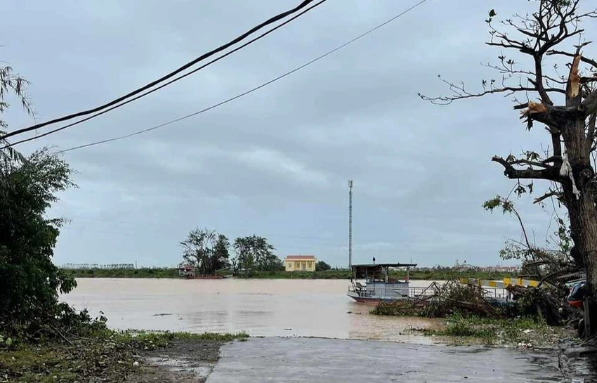 Mực nước lúc 12 giờ ngày 10/9/2024 trên sông Luộc tại trạm thuỷ văn La Tiến là 4,25m, vượt báo động I là 0,05m khiến tỉnh Hải Dương phải phát lệnh báo động