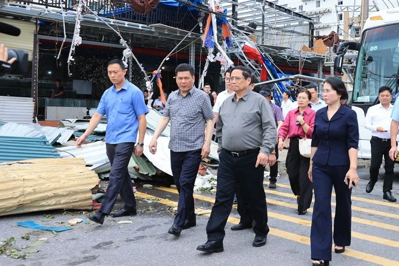 Thủ tướng Phạm Minh Chính đi kiểm tra tình hình thiệt hại, chỉ đạo triển khai các biện pháp cấp bách khắc phục hậu quả cơn bão số 3 tại Quảng Ninh - Ảnh: VGP