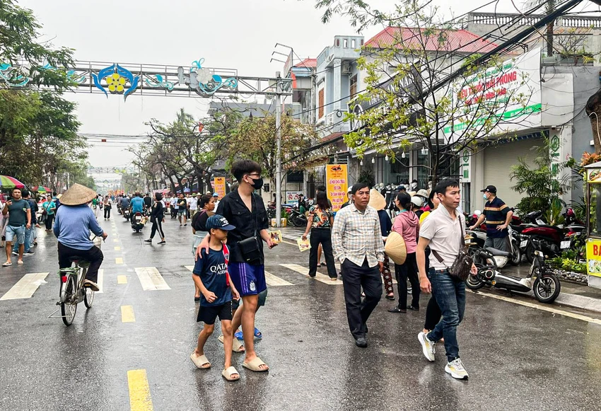 hang-nghin-du-khach-xem-le-hoi-choi-trau-do-son-2024-3.jpg
