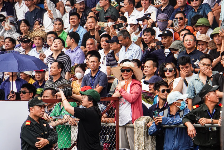 hang-nghin-du-khach-xem-le-hoi-choi-trau-do-son-2024-6.jpg
