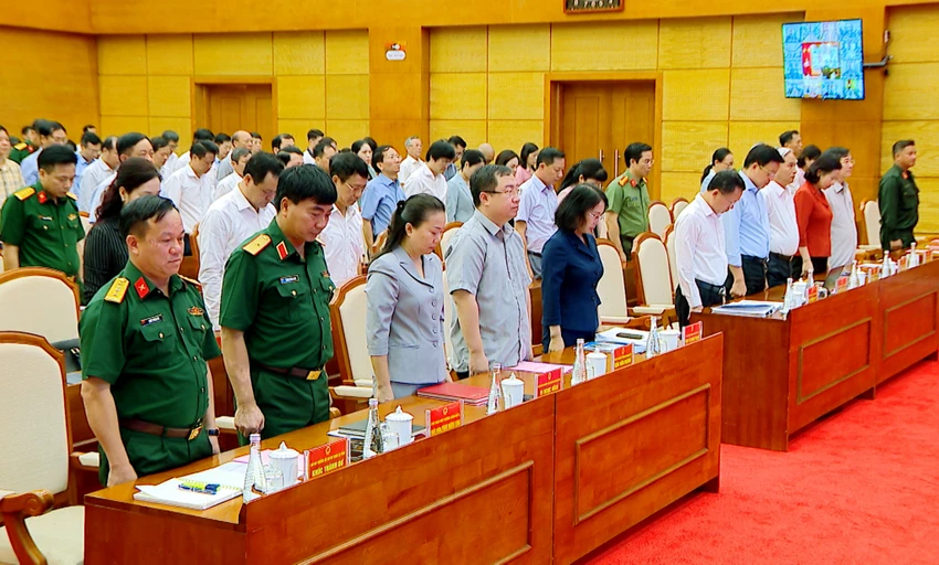 Các đại biểu dự hội nghị dành một phút mặc niệm tưởng nhớ các nạn nhân bị thiệt mạng do bão số 3 gây ra.