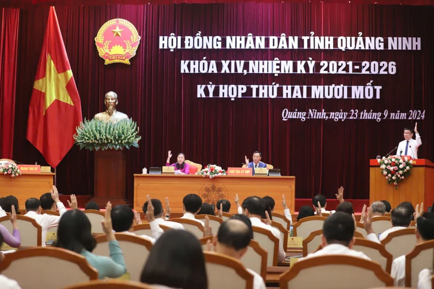 Các đại biểu HĐND tỉnh Quảng Ninh biểu quyết thông qua nhiều Nghị quyết trực tiếp góp phần khắc phục, hỗ trợ người dân bị ảnh hưởng sau bão số 3
