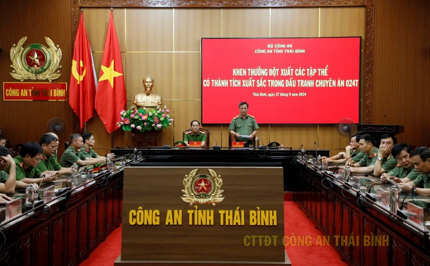 Công an tỉnh Thái Bình tổ chức khen thưởng ban chuyên án trong vụ Tạp chí Môi trường và Đô thị. Ảnh: CTTĐT Công an Thái Bình
