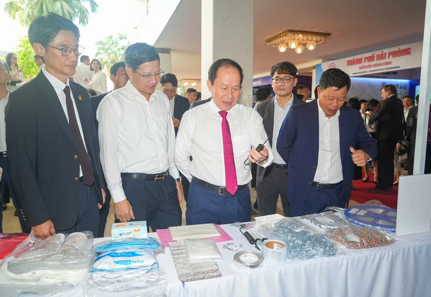 Bí thư Thành ủy Hải Phòng Lê Tiến Châu tham quan các gian hàng của các doanh nghiệp FDI đang đầu tư tại Hải Phòng. Ảnh: ĐT
