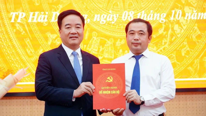 Bí thư Tỉnh ủy Hải Dương Trần Đức Thắng (phải) trao quyết định cho ông Nguyễn Văn Kiên