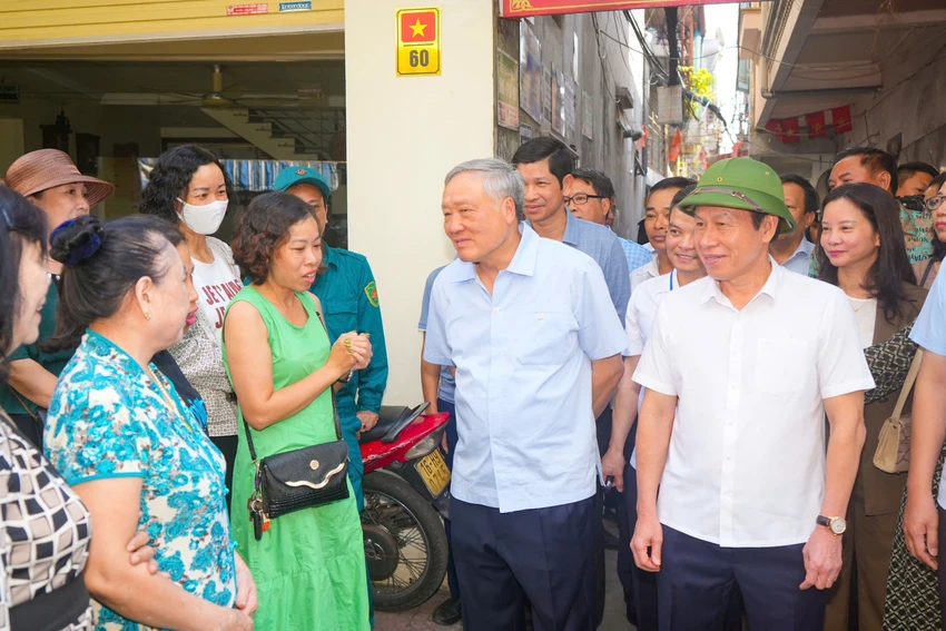 Phó Thủ tướng Thường trực Chính phủ Nguyễn Hòa Bình Khảo sát tại Khu tập thể 3 tầng An Dương, phường An Dương, quận Lê Chân (cấp D). Ảnh: ĐT