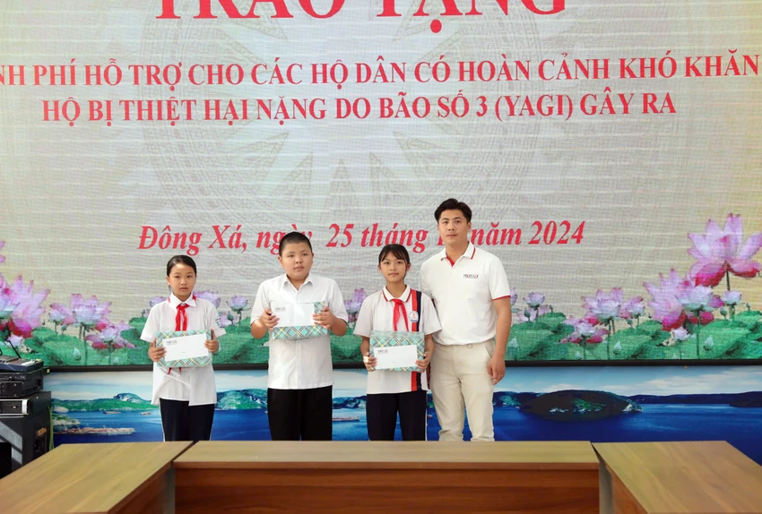 bao-phap-luat-tp-hcm-gui-qua-cua-ban-doc-den-nguoi-dan-xa-dong-xa-huyen-van-don-quang-ninh-3.jpg