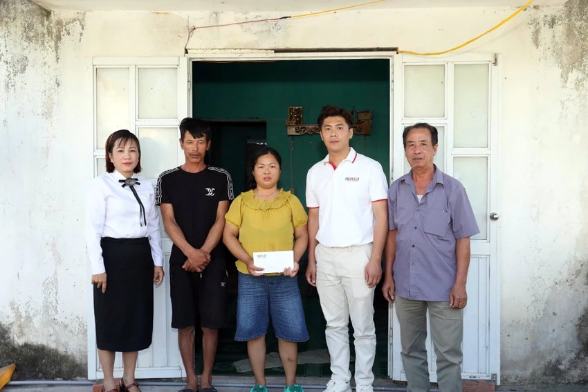 bao-phap-luat-tp-hcm-gui-qua-cua-ban-doc-den-nguoi-dan-xa-dong-xa-huyen-van-don-quang-ninh-4.jpg