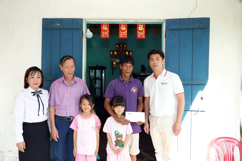 bao-phap-luat-tp-hcm-gui-qua-cua-ban-doc-den-nguoi-dan-xa-dong-xa-huyen-van-don-quang-ninh-5.jpg