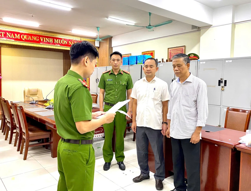 Ông Dũng (phải) và ông Tùng (trái), nguyên giám đốc và giám đốc Trung tâm Quan trắc Tài nguyên và Môi trường tỉnh Quảng Ninh bị khởi tố. Ảnh: CAQN