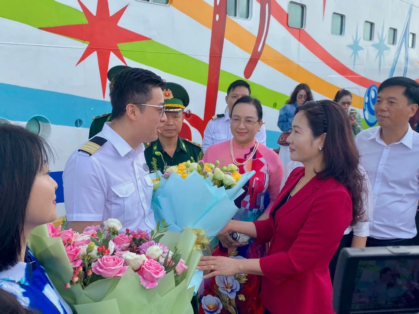 Bà Nguyễn Thị Hạnh, Phó Chủ tịch UBND tỉnh Quảng Ninh tặng hoa chúc mừng đoàn thủy thủ tàu Blue Dream Melody với chuyến tàu đầu tiên đến Quảng Ninh sau khi tuyến du lịch biển Bắc Hải – Hạ Long được khôi phục trở lại