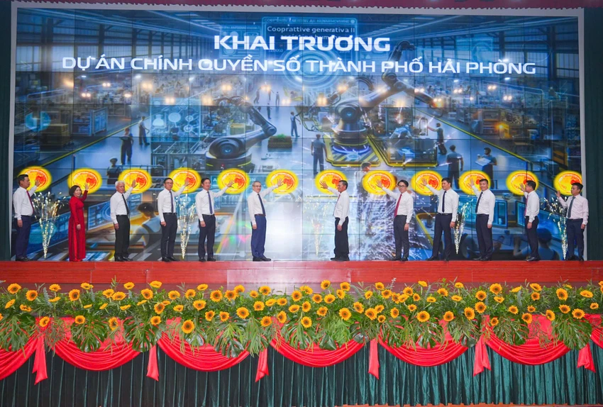 Lãnh đạo Bộ Thông tin và Truyền Thông, Hải Phòng bấm nút khai trương Dự án Chính quyền số TP Hải Phòng. Ảnh: ĐT