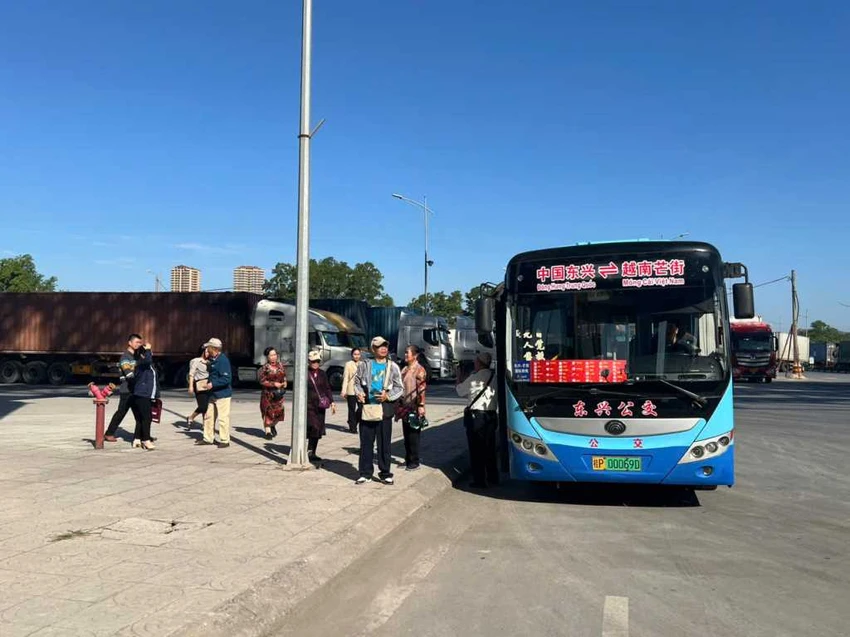 Chuyến xe khách đầu tiên được khôi phục lại thuộc tuyến vận tải hành khách quốc tế khu vực biên giới Phòng Thành Cảng (Trung Quốc ) - Tiên Yên (Việt Nam) đoạn tuyến Đông Hưng - Móng Cái qua Cửa khẩu cầu Bắc Luân II