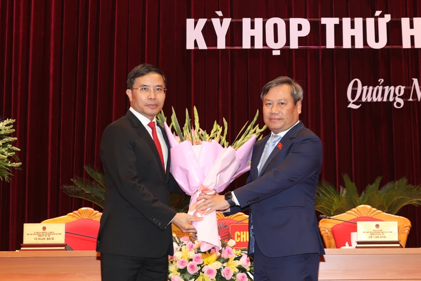 Ông Vũ Đại Thắng, Bí thư Tỉnh ủy tặng hoa chúc mừng ông Phạm Đức Ấn, Phó Bí thư Tỉnh ủy đã trúng cử chức vụ Chủ tịch UBND tỉnh nhiệm kỳ 2021-2026