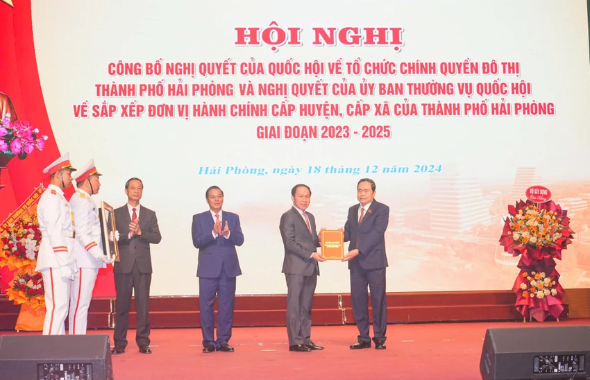 Chủ tịch Quốc hội Trần Thanh Mẫn trao quyết định cho TP Hải Phòng. Ảnh: ĐT