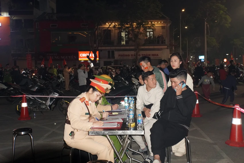 hai-phong-nhieu-nguoi-di-bao-sau-chuc-vo-dich-cua-doi-tuyen-viet-nam-bi-xu-phat-.JPG