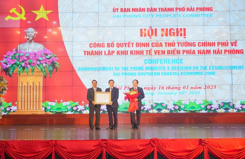 Phó Thủ tướng Trần Hồng Hà trao quyết định của Thủ tướng Chính phủ về thành lập Khu Kinh tế ven biển phía Nam Hải Phòng. Ảnh: ĐT