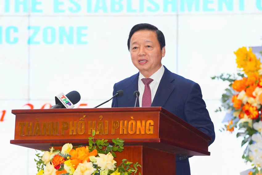 pho-thu-tuong-tran-hong-ha-trao-quyet-dinh-cua-thu-tuong-chinh-phu-ve-thanh-lap-khu-kinh-te-ven-bien-phia-nam-hai-phong-2.jpg