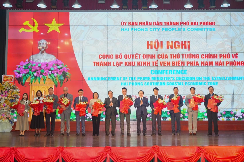 pho-thu-tuong-tran-hong-ha-trao-quyet-dinh-cua-thu-tuong-chinh-phu-ve-thanh-lap-khu-kinh-te-ven-bien-phia-nam-hai-phong-3.jpg