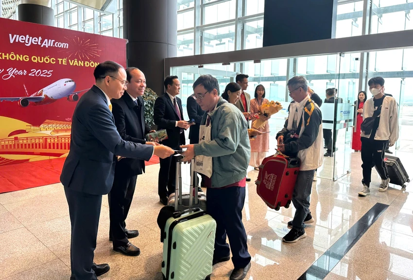 tinh-quang-ninh-to-chuc-chao-don-khach-du-lich-xong-dat-dau-nam-2.jpg