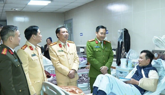 bat-ke-khong-chap-hanh-kiem-tra-nong-do-con-con-dam-xe-bi-thuong-csgt-2.jpg