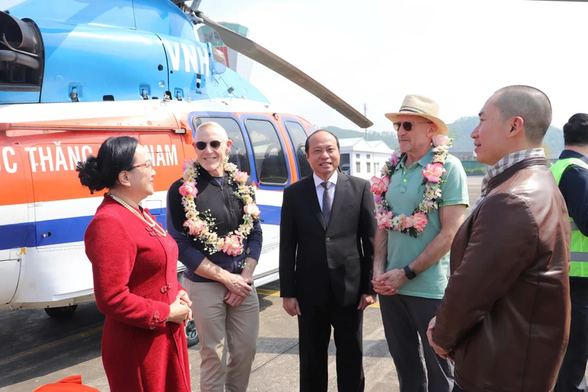 Giám đốc Sở Du lịch tỉnh Quảng Ninh Nguyễn Huyền Anh (bên trái) chào đón hai triệu phú người Mỹ đến với Quảng Ninh, mở đầu cho chương trình tour đặc biệt dành cho khách siêu sang. Ảnh: HQ