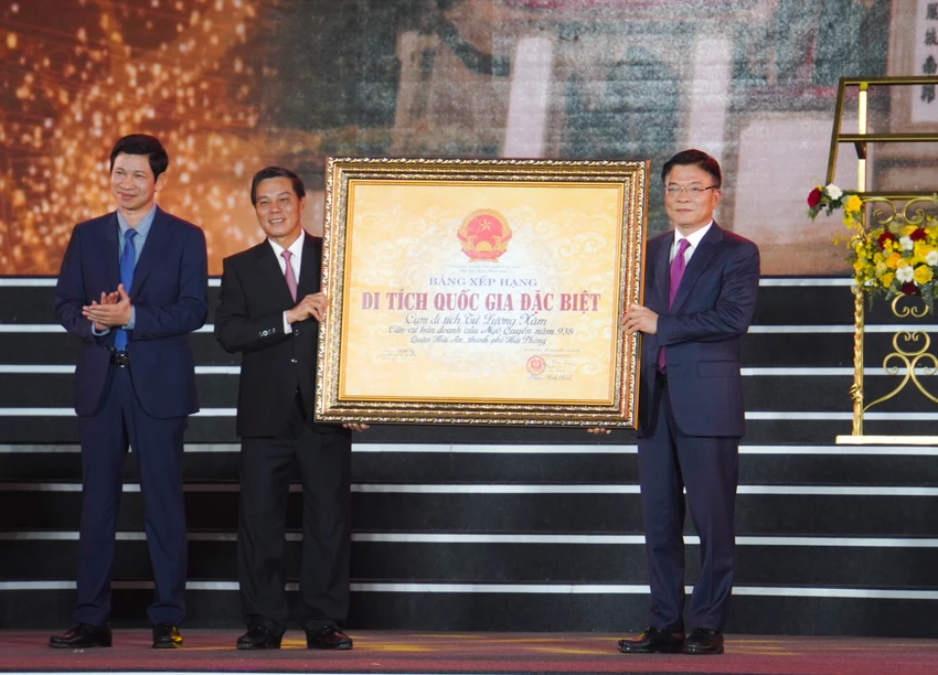 Phó Thủ tướng Lê Thành Long trao Bằng xếp hạng Di tích Quốc gia đặc biệt cụm di tích Từ Lương Xâm – Căn cứ bản doanh của Đức Vương Ngô Quyền năm 938 cho thành phố Hải Phòng. Ảnh: Ngọc Sơn