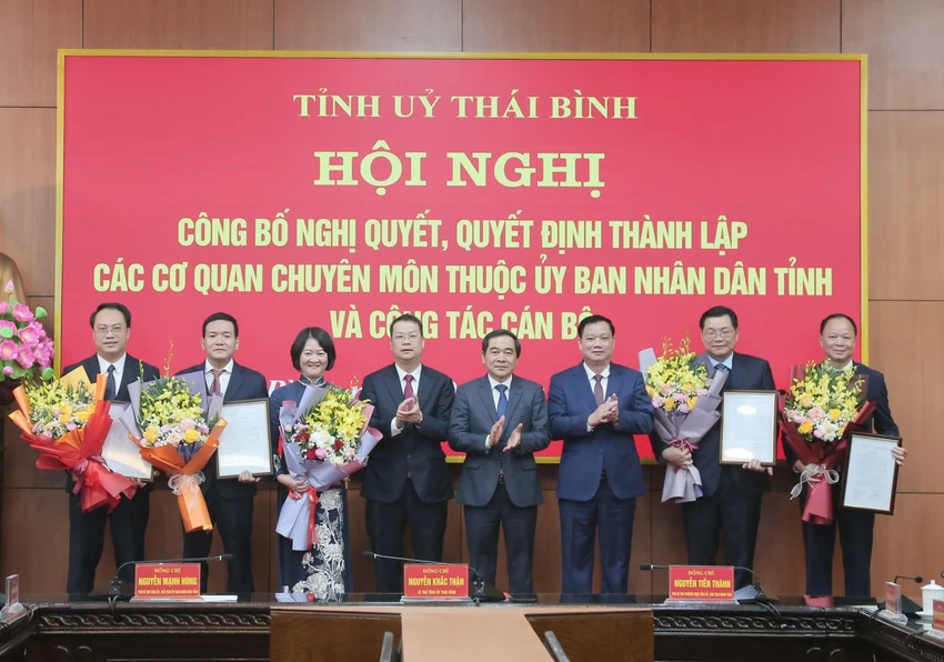 Lãnh đạo tỉnh Thái Bình tặng hoa, chúc mừng 5 tân lãnh đạo sở. Ảnh: Hà Linh