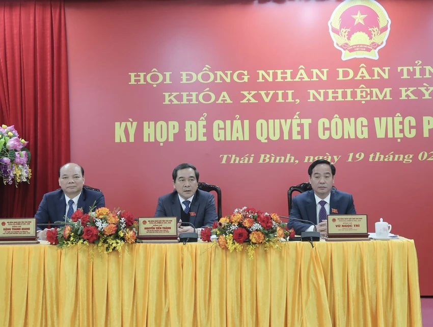 Thái Bình hỗ trợ thêm 30% mức trợ cấp đối với cán bộ tự nguyện nghỉ việc. Ảnh quang cảnh cuộc họp