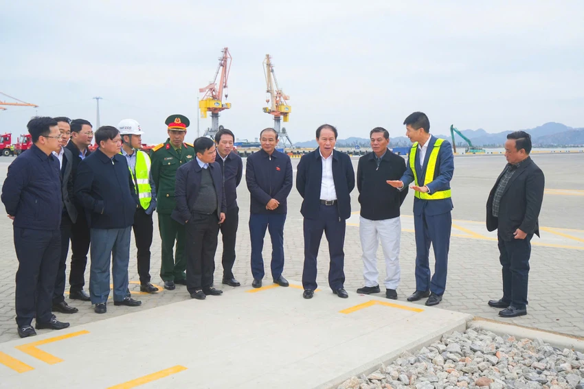 Đoàn công tác Ủy ban Kinh tế - Quốc hội cùng lãnh đạo TP Hải Phòng khảo sát tuyến đường sắt Lào Cai – Hà Nội – Hải Phòng hồi đầu tháng 2. Ảnh: ĐT
