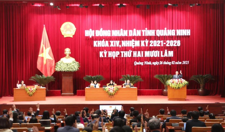 Các đại biểu biểu quyết thông qua Nghị quyết, đặt mục tiêu tăng trưởng kinh tế cao nhất cả nước