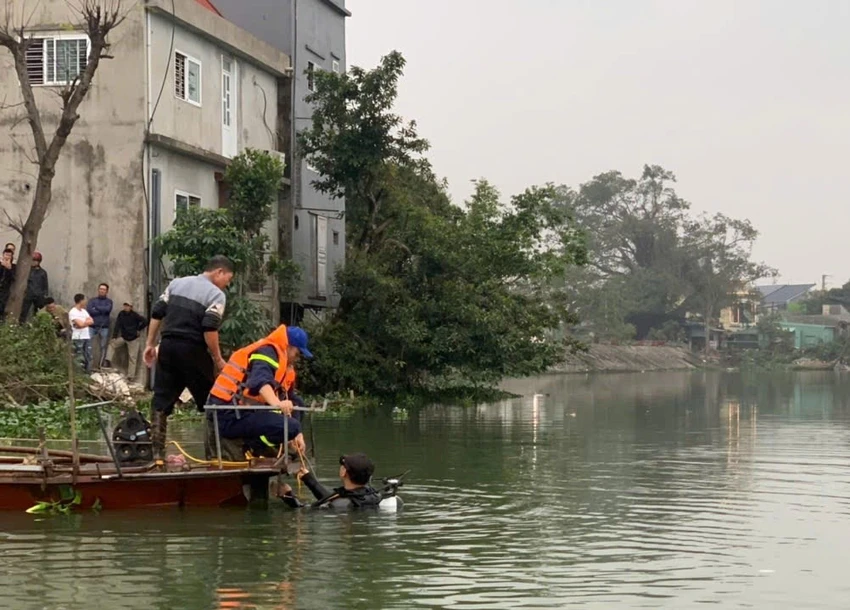Lực lượng chức năng tổ chức tìm kiếm nạn nhân trong vụ lật xuồng trên sông Rế. Ảnh: CAHP