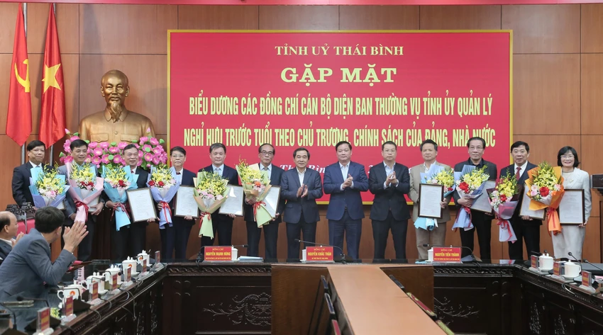 Lãnh đạo tỉnh ủy Thái Bình trao quyết định và chúc mừng các cán bộ nghỉ hưu trước tuổi. Ảnh: TĐ