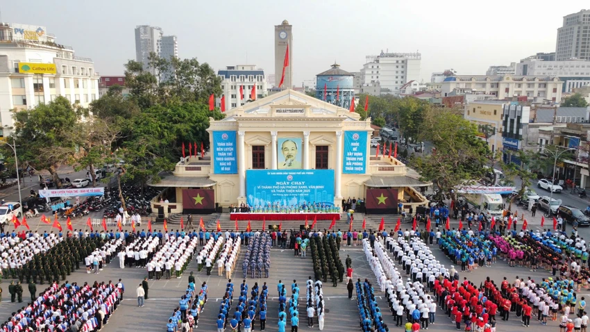 Điểm cầu quảng trường thành phố Hải Phòng với sự tham dự của 3 nghìn người cùng chạy vì thành phố xanh, văn minh và thân thiện