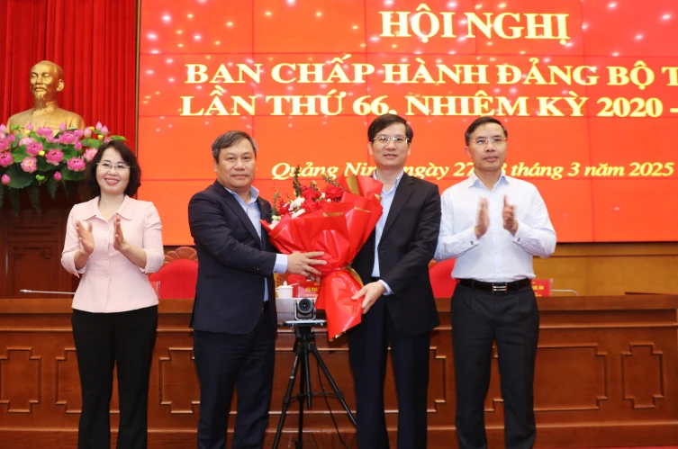 Thường trực Tỉnh ủy Quảng Ninh tặng hoa chúc mừng ông Vũ Quyết Tiến - Tân Phó bí Thư tỉnh ủy Quảng Ninh (thứ 2 từ phải sang). Ảnh: QMG