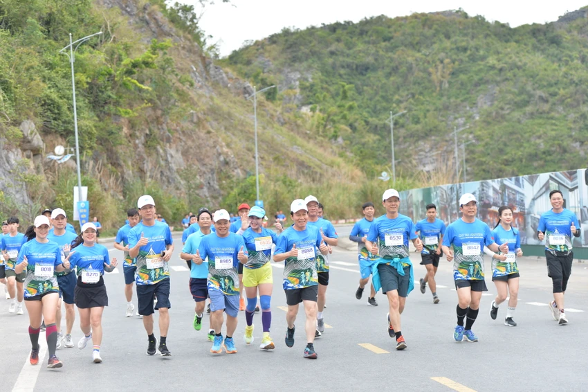 bi-thu-thanh-uy-hai-phong-chay-marathon-khai-man-mua-du-lich-cat-ba-1.JPG