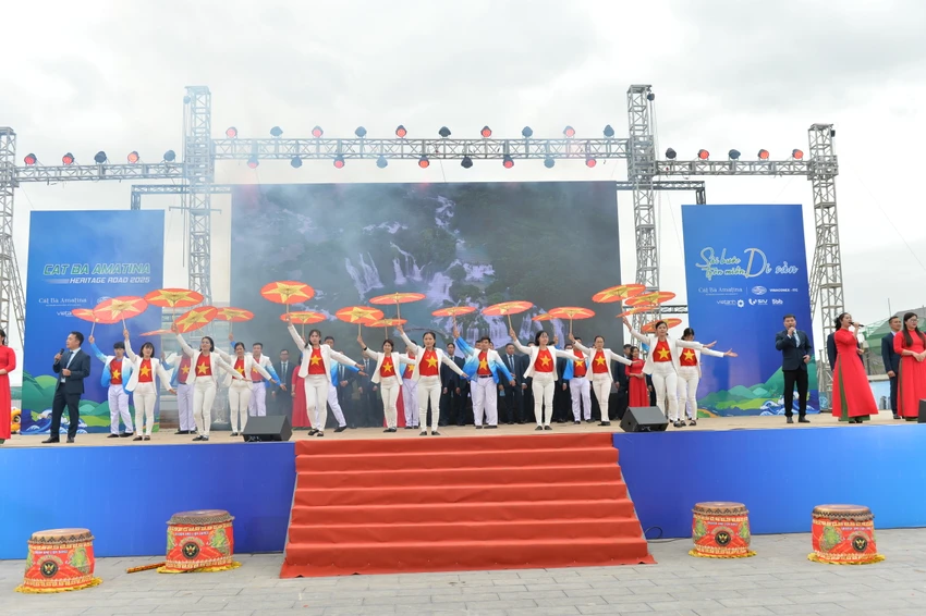 bi-thu-thanh-uy-hai-phong-chay-marathon-khai-man-mua-du-lich-cat-ba-6.JPG