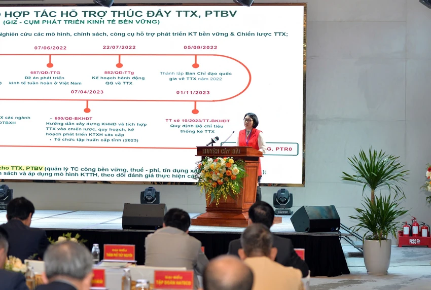 Đại diện các sở, ngành, tập đoàn lớn cùng thảo luận về hướng chuyển đổi xanh, phát triển bền vững cho TP Hải Phòng. Ảnh: PT