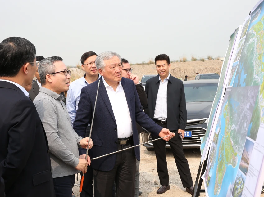 Phó Thủ tướng Thường trực Chính phủ Nguyễn Hòa Bình nghe báo cáo những vướng mắc tại dự án Hạ Long Xanh hôm 2-4. Ảnh: VGP
