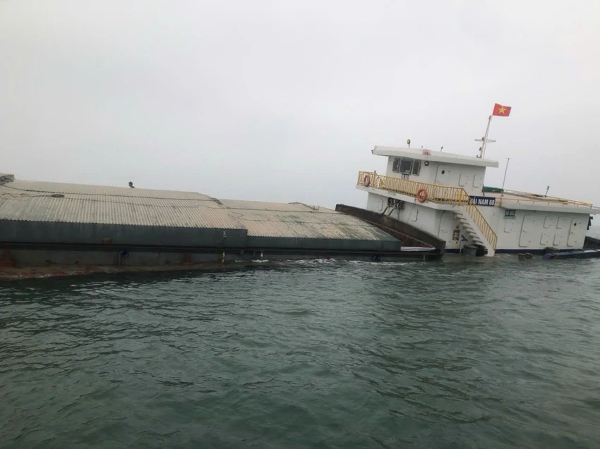 Đồn Biên phòng Cát Bà cứu nạn thành công 4 thuyền viên trên tàu chở xi măng bị chìm. Ảnh: CTV