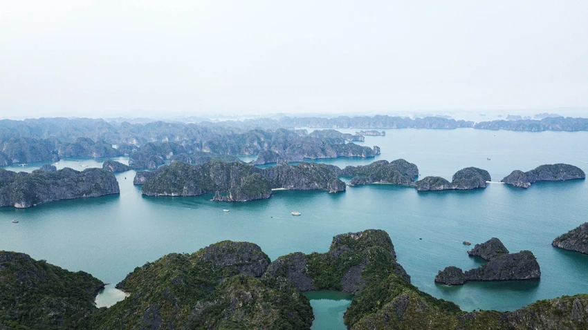 mo-rong-ben-pha-du-khach-het-canh-cho-pha-hang-tieng-de-di-du-lich-cat-ba-he-nay-2.JPG