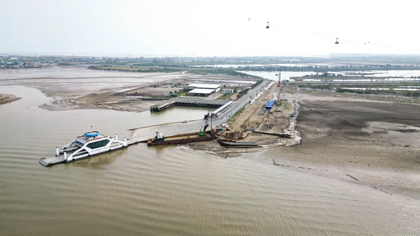 Việc mở rộng bến phà sẽ giúp nhiều phà có thể cập bến một lúc, giải bài toán tắc phà mỗi mùa cao điểm du lịch Cát Bà. Ảnh: NS