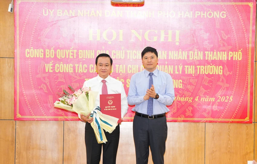 Ông Nguyễn Văn Thành (trái), Giám đốc Sở Công thương Hải Phòng được giao kiêm giữ chức vụ Chi cục Trưởng Chi cục Quản lý thị trường trực thuộc Sở Công Thương. Ảnh: ĐT