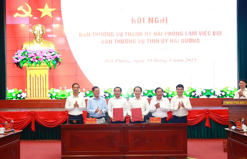 Ban Thường vụ thành uỷ Hải Phòng và Ban Thường vụ Tỉnh ủy Hải Dương ký kế hoạch phối hợp xây dựng và triển khai Đề án hợp nhất tỉnh Hải Dương và TP Hải Phòng. Ảnh: DT
