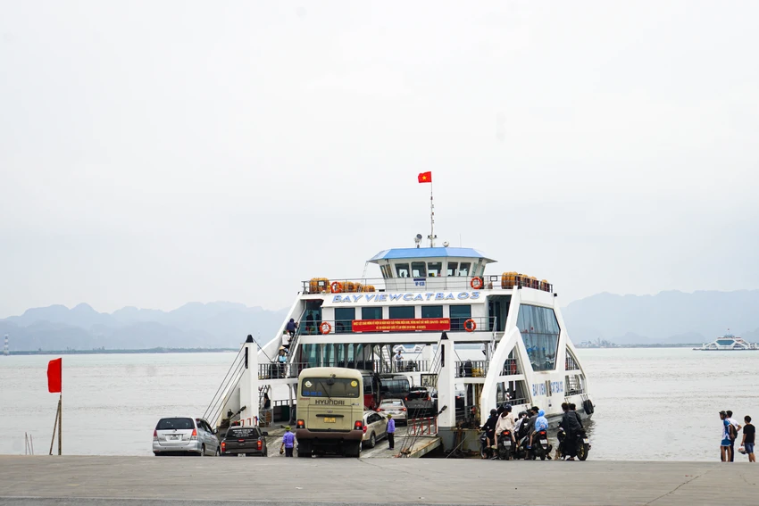 Phà là một trong những phương tiện phổ biến nhất để đưa người dân, du khách đến với đảo Cát Bà. Ảnh: NS